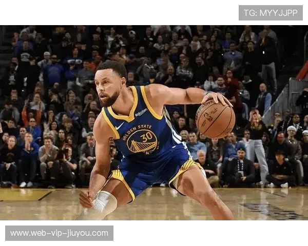 库里精准传球引发快攻高潮，勇士攻守兼备